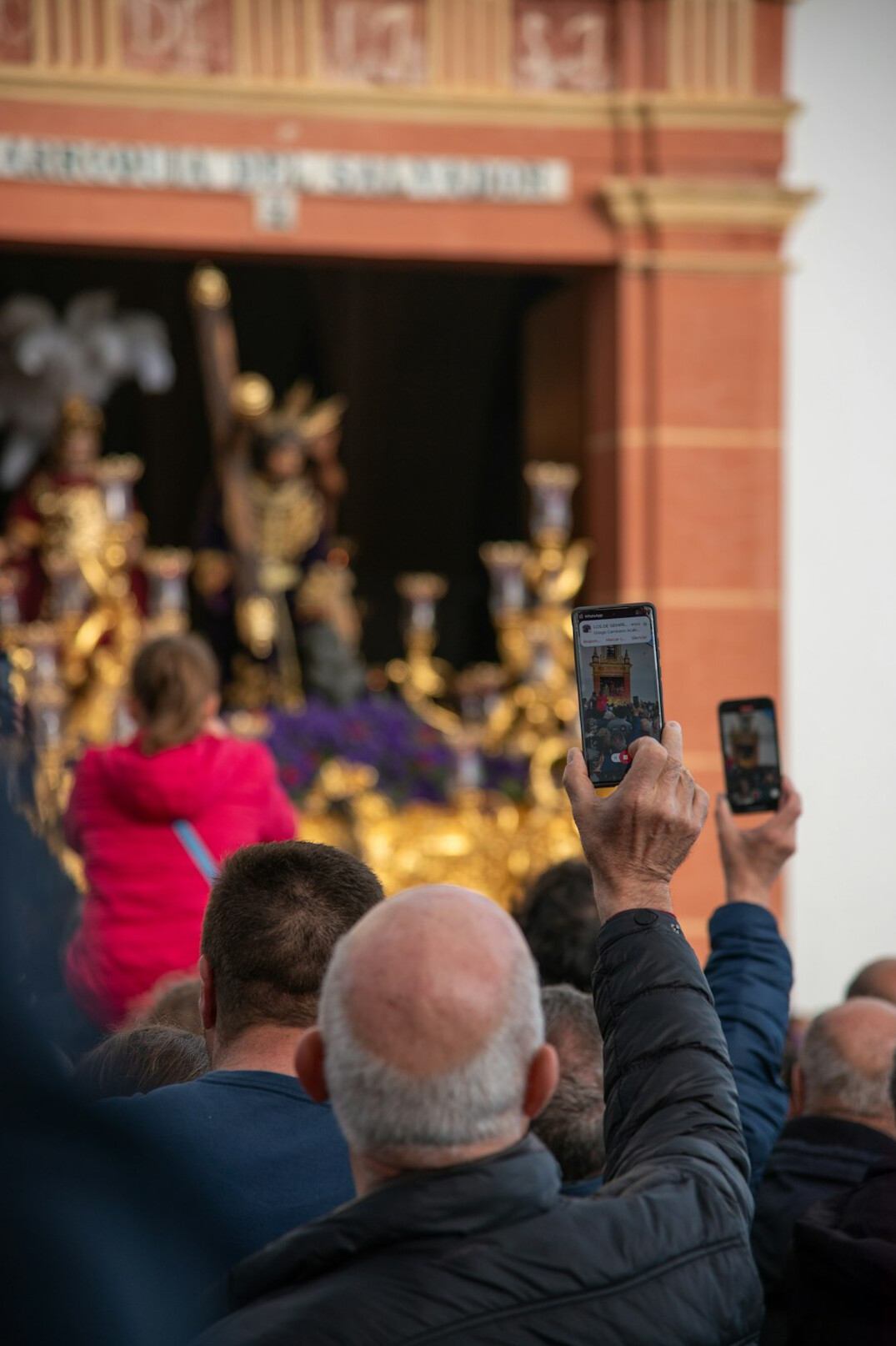 Fotografen mit Kameras vor einem Veranstaltungseingang